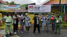 Ketika Para Koboi Anticovid-19 Beraksi di TPS 007 Yosowilangun, Gresik
