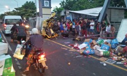 Truk Boks Tabrak Pembatas Jembatan hingga Terguling, 2 Orang Terluka