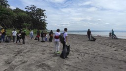 Dukung Pelestarian Geopark Ijen, Komunitas Banyuwangi Bersihkan Pantai