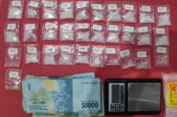 Rumah Pengedar di Surabaya Digerebek, 31 Poket Sabu hingga Uang Disita
