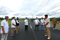 Bupati Anas Cek Pembangunan Jalan Alternatif Genteng-Gambiran