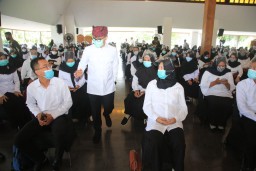 Serahkan SK CPNS di Banyuwangi, Bupati Anas Ingatkan Budaya Inovasi