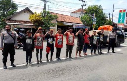 Ngamen Tak Terapkan Prokes, 9 Anak Punk Dihukum Hormat Bendera