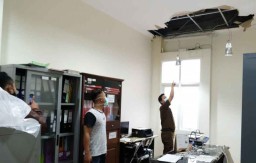 Atap Plafon Puskesmas di Batu ini Jebol