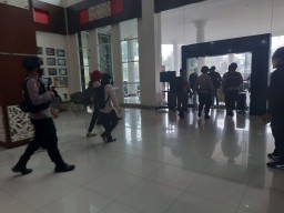 KPK Bawa 2 Koper Hasil Penggeledahan di Balai Kota Among Tani Batu