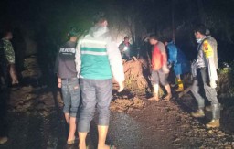 Jalur Menuju Bromo Tertutup Lumpur dan Longsor, Warga Butuh Alat Berat