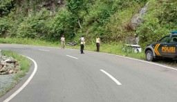 Keluar dari Lajur Motor hingga Tabrak Tebing, Seorang Guru SMP Tewas