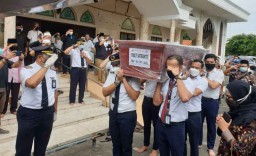 Isak Tangis Keluarga Sambut Jenazah Fadly Penumpang Sriwijaya Air