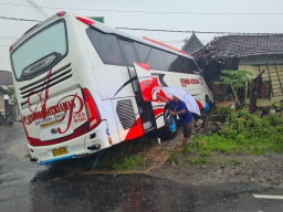 Jalanan Menikung dan Hujan Deras, Sopir Bus Tabrak Rumah di Magetan