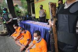 Sindikat Pengedar Uang Palsu di Surabaya Dibongkar