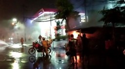 Kebakaran Besar Terjadi Dekat SPBU Margomulyo, Surabaya