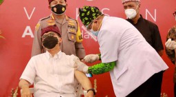 Bupati hingga Tokoh Lintas Agama di Banyuwangi Divaksin Perdana