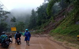 Tebing Longsor di Pujon, Jalur Menuju Kediri-Jombang Terputus