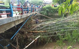 Diterjang Rumpun Bambu yang Hanyut, Jembatan di Ponorogo ini Rusak