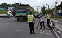 Hindari Genangan, Pesepeda Tewas Terserempet Truk Kontainer