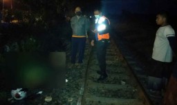 Seorang Biker asal Surabaya Tewas Tertabrak KA Komuter