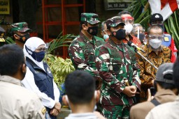 Tinjau 2 Posko PPKM Mikro di Surabaya, Panglima TNI: Sudah Maksimal