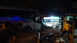 Bus Sugeng Rahayu Tabrak Rumah di Mojokerto, Sopir Terluka