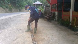 Jalan di Payung I Kota Batu Ambles dan Retak, 3 Bangunan Terdampak