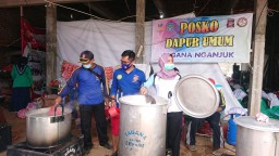 Belasan Pengungsi Korban Longsor Nganjuk Dikabarkan Keracunan Makanan