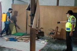Hidup Sendiri, Kakek ini Ditemukan Tewas Membusuk di Rumahnya