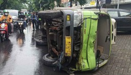 Sopir Putar Balik dengan Kecepatan Tinggi, Truk Boks Terguling di MERR
