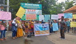 Demo PN Bangil, Keluarga Korban Tuntut Terdakwa Predator Anak Dihukum Berat