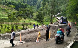 Perbaikan Jalan Malang-Kediri yang Ambles Ditargetkan Selesai Akhir Pekan ini