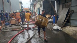 Gudang Barang Pecah Belah di Surabaya Terbakar, Terdengar 3 Kali Suara Ledakan