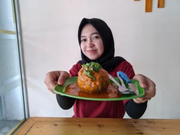 Menikmati Pedasnya Bakso Jumbo di Ponorogo