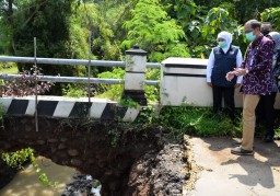 Gubernur Khofifah Tinjau Korban Banjir Bandang dan Jembatan Putus di Magetan