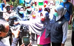 Kedatangan Gubernur Khofifah Disambut Isak Tangis Korban Banjir Bandang Magetan