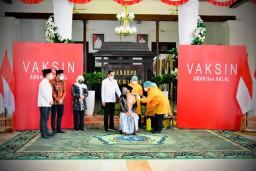 Jokowi Perintahkan Menkes Distribusikan Vaksin AstraZaneca ke Jatim