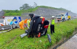 Tabrak Pembatas Tol Pandaan-Malang, Seorang Pengacara asal Jakarta Terluka