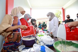 Pulihkan Ekonomi Banyuwangi, Bupati Ipuk Serahkan Alat Usaha Gratis ke Warga