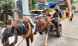 Unik, Andong hingga Mobil Offroad ada di Wisuda Drive Thru UWK Surabaya