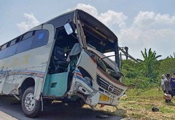 Pilihan Pembaca: Bus Akas Tabrak Pagar Tol hingga Motif Pelaku Bacok Korban