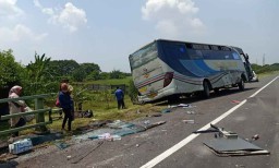 Menyalip Trailer dari Sebelah Kiri, Bus Akas Tabrak Pagar Pengaman Tol Sidoarjo