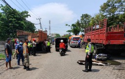 Pemotor Tewas Terlindas Trailer di Surabaya, Sopir Truk Kabur