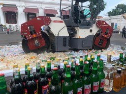 4696 Botol Miras Hasil Operasi Polrestabes Surabaya Dihancurkan