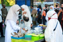 Bupati dan Wabup Banyuwangi Izinkan Pasar Takjil untuk Geliatkan Ekonomi UMKM