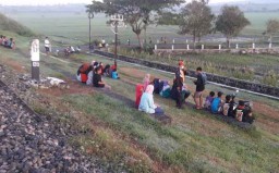 Bubarkan Ngabuburit Warga di Tepi Rel, PT KAI: Dapat Membahayakan Jiwa