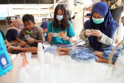 Dosen dan Mahasiswa UK Petra Berbagi Ilmu dengan Warga Kampung Herbal Surabaya