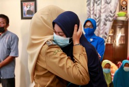 Dikunjungi Bupati Ipuk, Istri Awak Nanggala-402: Suami Tenang di Sisi Allah