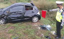 Pecah Ban, Brio Tabrak Rambu hingga Terperosok ke Parit Tol Pandaan-Malang