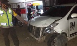 Lupa Handrem, Truk Muat Marmer Terbalik Setelah Tabrak Xenia hingga Tiang PJU