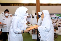 Peringatan Nuzulul Quran, Bupati Ipuk Beri Bantuan Usaha Produktif ke Hafidzah