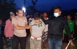 Bandit Pembobol Rumah Bersenjatakan Celurit Keok Dihajar Korban dan Massa