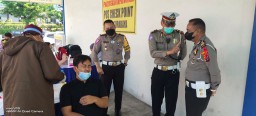 Antisipasi Penyebaran Covid-19 di Surabaya saat Lebaran, Pengendara Diswab