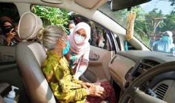 Dijemput Bupati Ipuk untuk Vaksinasi Covid, Nenek ini Grogi dan Ketinggalan KTP